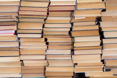 Renkli kapaklı kitap yığını. Kitaplık veya kitapçı. Kitap veya ders kitapları. Eğitim ve okuma