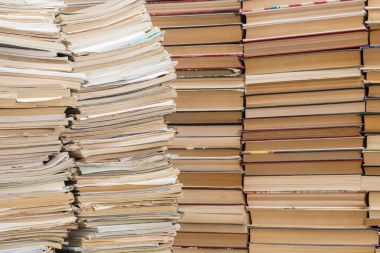 Eski okul notebook ve ders kitapları ya da kitap bir yığın yığını