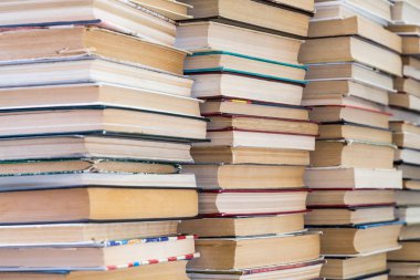 Renkli kapaklı kitap yığını. Kitaplık veya kitapçı. Kitap veya ders kitapları. Eğitim ve okuma