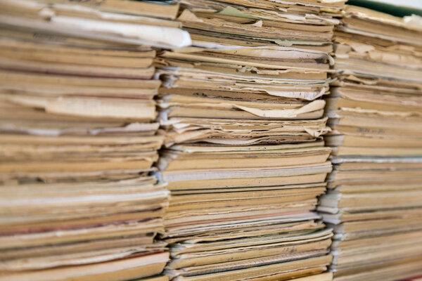 Куча старых школьных блокнотов. Многоцветная обложка
