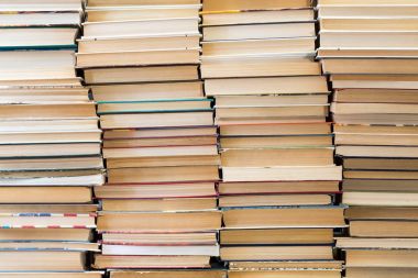 Renkli kapaklı kitap yığını. Kitaplık veya kitapçı. Kitap veya ders kitapları. Eğitim ve okuma