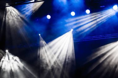 Beyaz ve mavi ışık ışınlarından tiyatro ya da Konser Salonu'nda duman ile spot. Aydınlatma donanımları, performans veya göstermek için