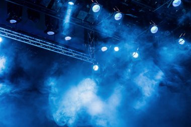 Spot tiyatro ya da Konser Salonu'nda duman yoluyla gelen mavi ışık ışınları. Aydınlatma donanımları, performans veya göstermek için