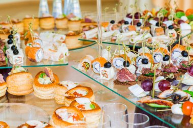 Atıştırmalıklar, Balık ve et spesiyalleri büfe üzerinde. Gala resepsiyonu. Hizmet tablolar. Catering