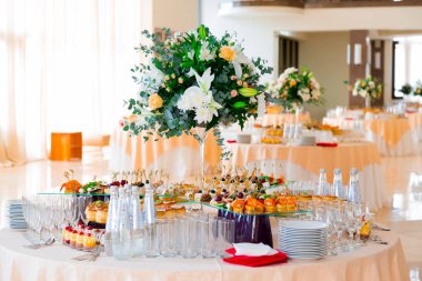 Atıştırmalıklar, Balık ve et spesiyalleri büfe üzerinde. Tatlılar. Gala resepsiyonu. Hizmet tablolar. Catering.