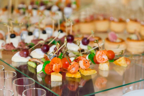 El buffet incluye aperitivos, pescado y especialidades cárnicas. Una recepción de gala. Sirvió mesas. Servicios de catering —  Fotos de Stock