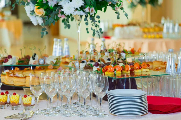 Snacks, Fisch- und Fleischspezialitäten am Buffet. Ein Galaempfang. serviert Tische. Verpflegung — Stockfoto