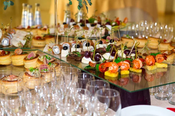 Atıştırmalıklar, Balık ve et spesiyalleri büfe üzerinde. Gala resepsiyonu. Hizmet tablolar. Catering
