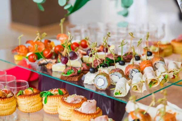 Snacks, vis en vlees specialiteiten op het buffet. Een gala-ontvangst. Geserveerd tabellen. Catering — Stockfoto