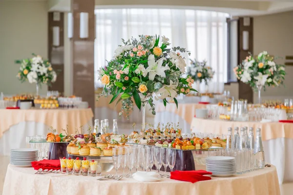 Atıştırmalıklar, Balık ve et spesiyalleri büfe üzerinde. Tatlılar. Gala resepsiyonu. Hizmet tablolar. Catering