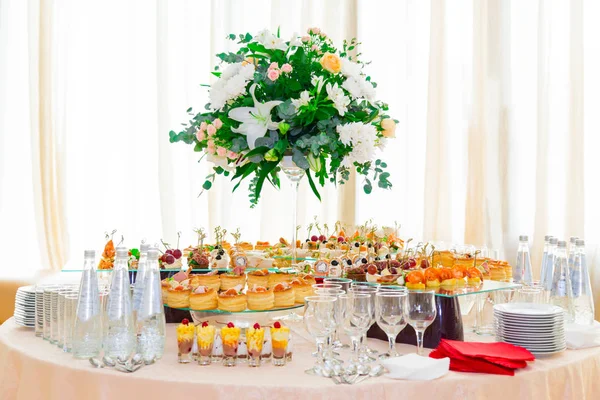 Snacks, peixes e especialidades de carne no buffet. Sobremesas. Uma recepção de gala. Mesas servidas. Catering — Fotografia de Stock