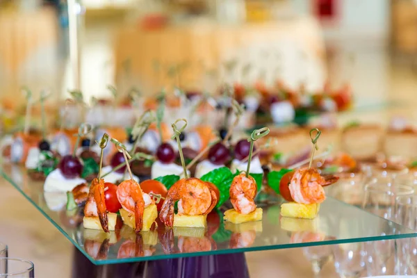 El buffet incluye aperitivos, pescado y especialidades cárnicas. Una recepción de gala. Sirvió mesas. Servicios de catering — Foto de Stock