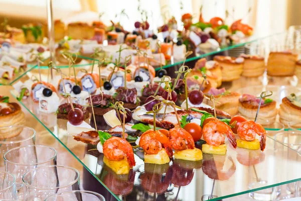 Snacks, spécialités de poisson et de viande sur le buffet. Desserts. Une réception de gala. Tables servies. Restauration — Photo