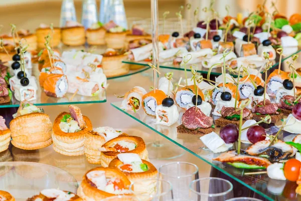 Atıştırmalıklar, Balık ve et spesiyalleri büfe üzerinde. Gala resepsiyonu. Hizmet tablolar. Catering