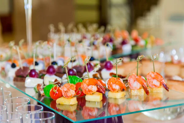 El buffet incluye aperitivos, pescado y especialidades cárnicas. Una recepción de gala. Sirvió mesas. Servicios de catering — Foto de Stock