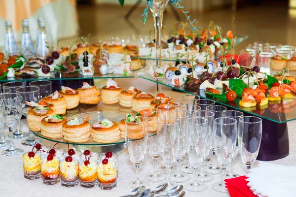 Snacks, vis en vlees specialiteiten op het buffet. Desserts. Een gala-ontvangst. Geserveerd tabellen. Catering — Stockfoto
