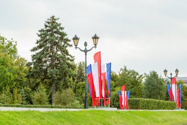 Samara sokakta şenlikli gün beyaz, mavi ve kırmızı bayraklar. Rus Eyaleti