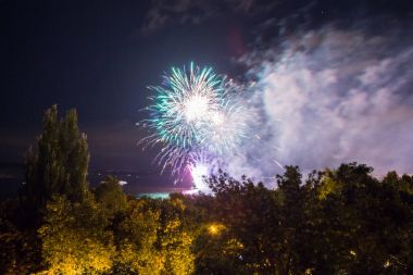 Samara, Rusya'nın şehirdeki sahildeki havai fişekler. Volga Nehri