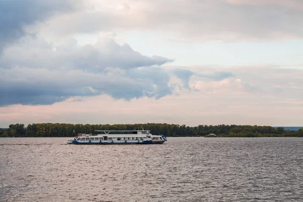 Günbatımı güzel nehir manzaraya. Volga Nehri, Samara city, Rusya Federasyonu. Nehir zevk tekne