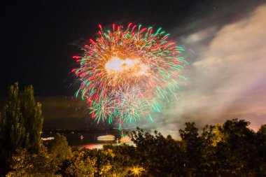 Samara, Rusya'nın şehirdeki sahildeki havai fişekler. Volga Nehri