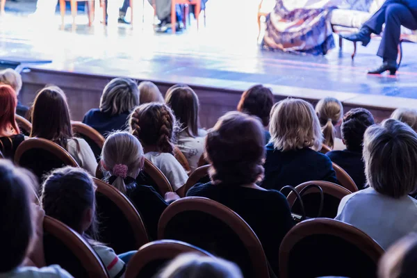 Na widowni w teatrze pewien grasz oglądając. Publiczność w hali: dorośli i dzieci — Zdjęcie stockowe