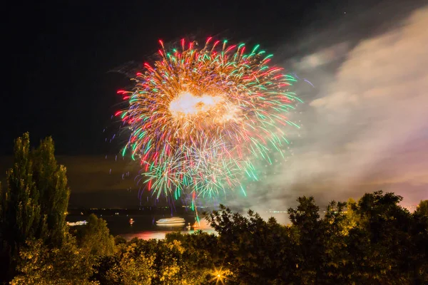 Samara, Rusya'nın şehirdeki sahildeki havai fişekler. Volga Nehri