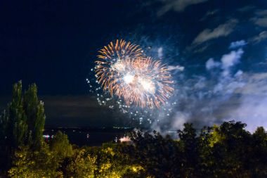 Samara, Rusya'nın şehirdeki sahildeki havai fişekler. Volga Nehri