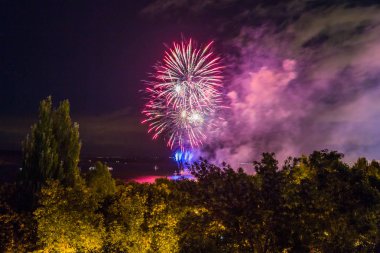 Samara, Rusya'nın şehirdeki sahildeki havai fişekler. Volga Nehri