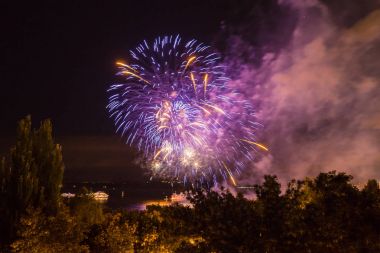 Samara, Rusya'nın şehirdeki sahildeki havai fişekler. Volga Nehri
