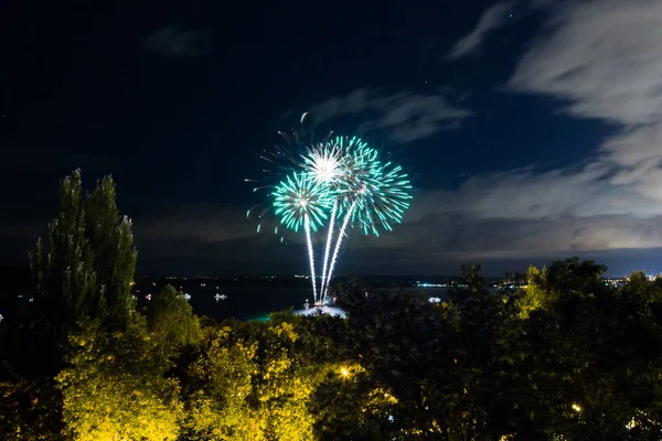 Samara, Rusya'nın şehirdeki sahildeki havai fişekler. Volga Nehri