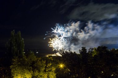 Samara, Rusya'nın şehirdeki sahildeki havai fişekler. Volga Nehri