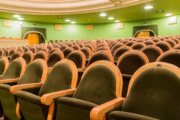 Las sillas en el auditorio. Salón abandonado. — Foto de Stock