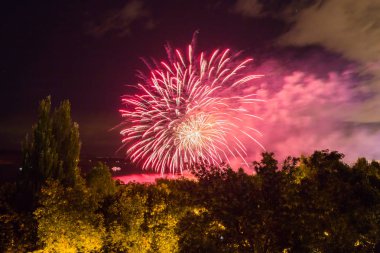 Samara, Rusya'nın şehirdeki sahildeki havai fişekler. Volga Nehri