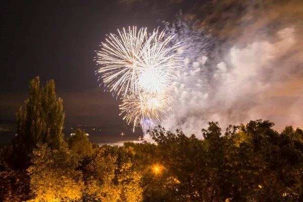 Samara, Rusya'nın şehirdeki sahildeki havai fişekler. Volga Nehri