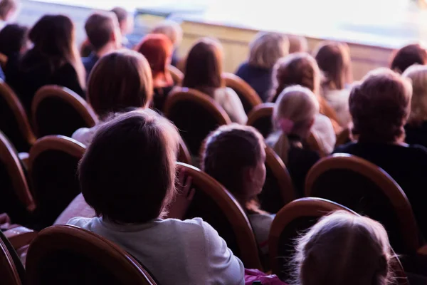 Le public au théâtre regardant une pièce. Le public dans la salle : adultes et enfants — Photo