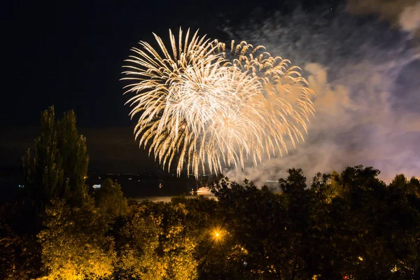 Fuegos artificiales en el paseo marítimo en la ciudad de Samara, Rusia. El río Volga — Foto de Stock