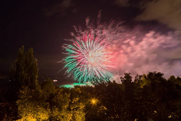 Samara, Rusya'nın şehirdeki sahildeki havai fişekler. Volga Nehri.