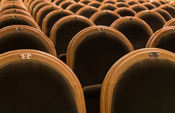 Las sillas en el auditorio. Salón abandonado. —  Fotos de Stock