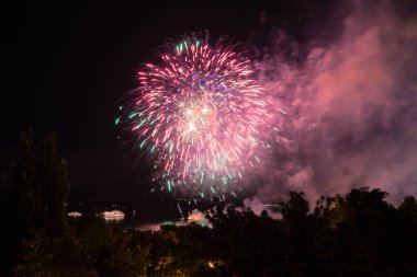 Samara, Rusya'nın şehirdeki sahildeki havai fişekler. Volga Nehri