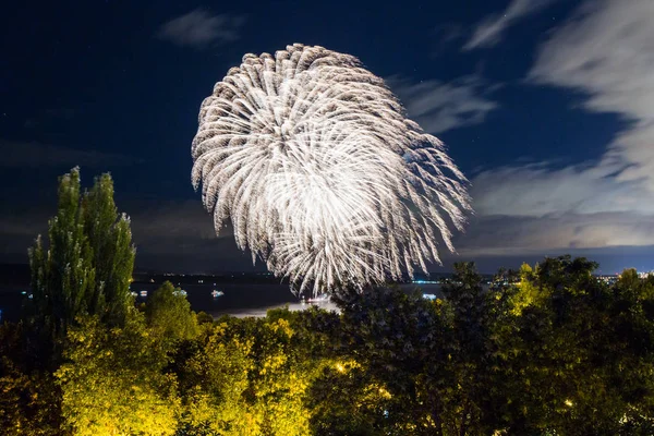 Samara, Rusya'nın şehirdeki sahildeki havai fişekler. Volga Nehri