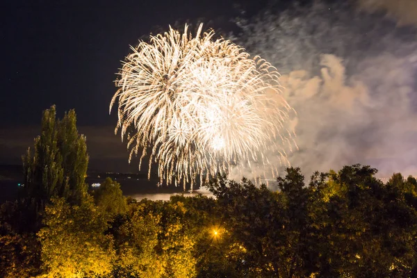 Samara, Rusya'nın şehirdeki sahildeki havai fişekler. Volga Nehri