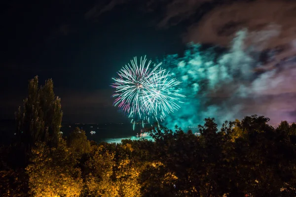 Samara, Rusya'nın şehirdeki sahildeki havai fişekler. Volga Nehri