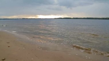 Doğal nehir manzara akşam günbatımında. Sandy beach. Volga Nehri, Samara city, Rusya Federasyonu