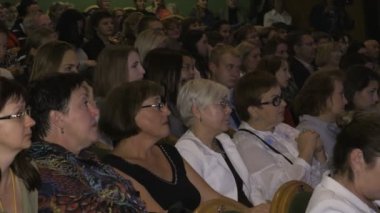 Dram Tiyatrosu'nda seyirci alkışladı. Rusya, Samara, 10 Eylül 2017