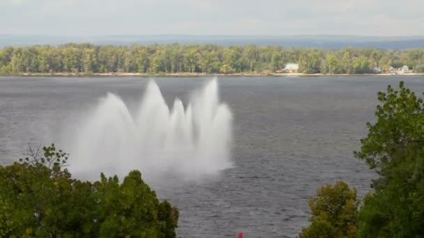 Fuentes de agua en el barco de bomberos. El río Volga, ciudad de Samara, Rusia. Día de verano. Clip de vídeo 4K — Vídeo de stock