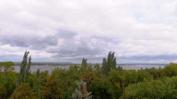 A folyó festői táj. A Volga folyó mentén. Töltés a városban, Samara, Oroszország. Nyári vagy őszi szeles napon — Stock videók