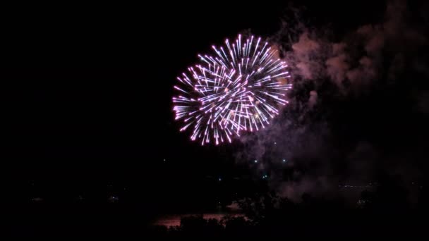 Feux d'artifice sur le front de mer dans la ville de Samara, en Russie. La Volga. Clip vidéo 4K — Video