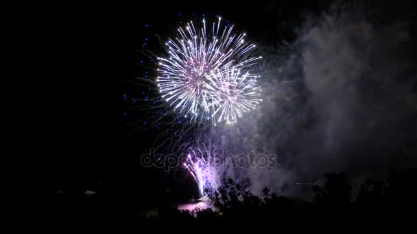 Fuochi d'artificio sul lungomare nella città di Samara, Russia. Il fiume Volga. Clip di ripresa 4K — Video Stock