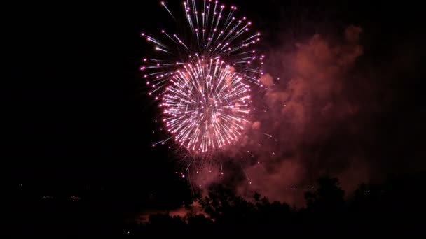 Fogos de artifício à beira-mar na cidade de Samara, Rússia. O rio Volga. clip de filmagem 4K — Vídeo de Stock