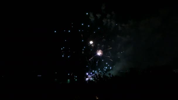 Πυροτεχνήματα στην προκυμαία στην πόλη της Σαμάρα. Ο ποταμός του Βόλγα. Βίντεο κλιπ 4k — Αρχείο Βίντεο